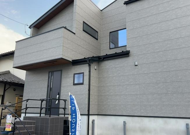 【構造・工法・仕様】 | 木造住宅とは土台、壁、柱など建築物の強度を支える構造体の材に木が使用されている構造を指します。構造体は建物の自重を支えるだけではなく風圧や水圧、積裁荷重などあらゆる衝撃に耐えるための基礎です。