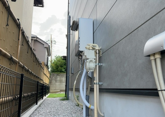 【発電・温水設備】 | 省エネ給湯器とは従来型の給湯器より熱効率が高く、少ない燃料でたくさんのお湯を沸かすことが出来る高効率な給湯器のことを指します。また、省エネ給湯器には種類があり、利便性や効果なども様々です。