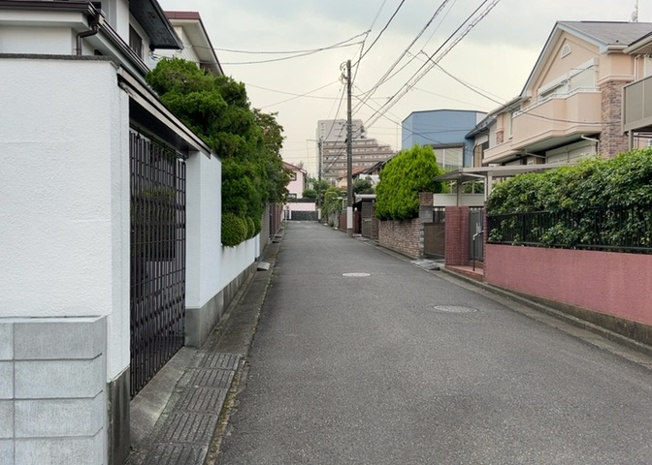 【前面道路含む現地写真】 | お持ちの車種によっては前面道路が広い方が便利でしょう。しかし、前面道路が広ければその分交通量が多くなるため、騒音などが気になる場合があります。実際に現地を見学し、周辺交通量や騒音などを確認しましょう！