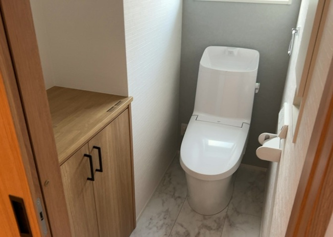 【トイレ】 | トイレは大きさや形、機能、抗菌性などが異なる多種多彩なタイプが各メーカーから出ています。それぞれに良さがあるため、事前にどういったタイプのトイレがいいのかをご家庭内で決めて、内見に行くといいでしょう。