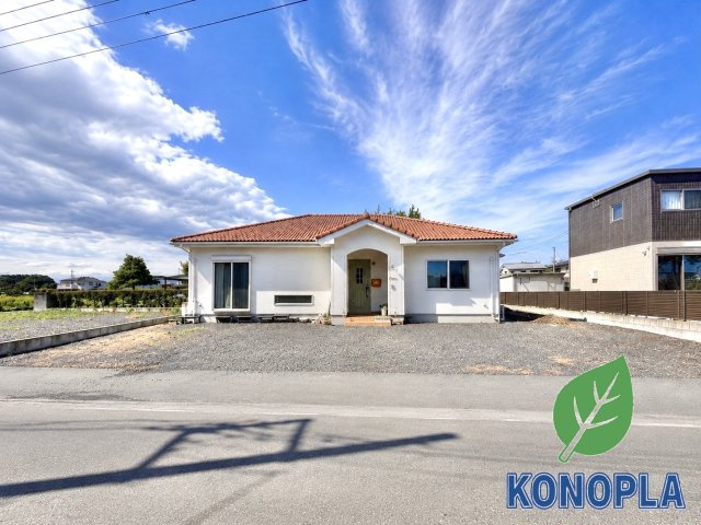 【中古戸建】太田市新田上田中町の外観|■外観｜清潔感のあるホワイトを用い、広がる青空や周囲の緑に映える印象的な邸宅景観を創出しました♪