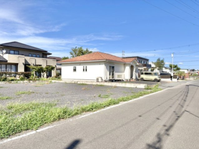【中古戸建】太田市新田上田中町の外観|■外観｜すべての空間が地面に近い平屋は、屋外に出やすく、窓から外の景色や緑を取り込めば自然を身近に感じられます。芝生を植えて子どもやペットが走り回れるようにすると、さらに屋外で過ごす時間を楽しめます♪
