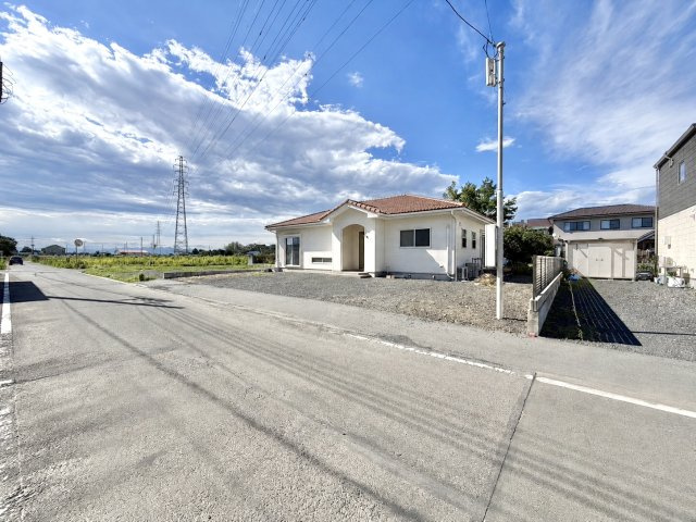 【中古戸建】太田市新田上田中町の外観|■外観｜周囲の景観に調和しつつもしっかりとした存在感を感じられる外観で、長く愛される住まいを演出します♪
