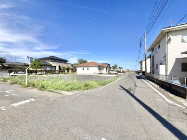 【中古戸建】太田市新田上田中町の外観|■外観｜周囲の見渡しが良く、車の出入りの際も安全確認がしやすいため、小さなお子様がいるご家庭でも安心です♪