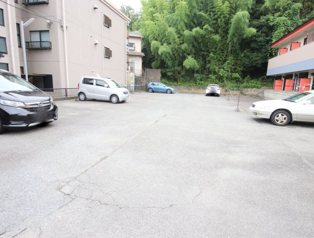 メゾン富雄の駐車場