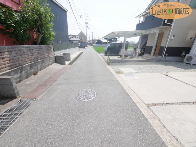 加古川市野口町良野　中古戸建の前面道路含む現地写真