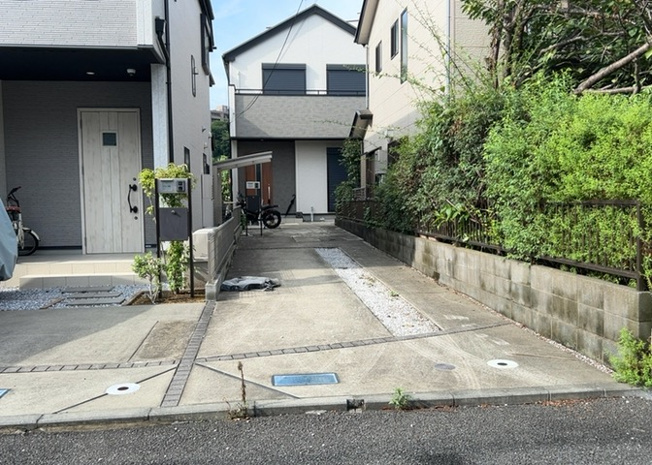 【バルコニー】 | バルコニーは、室外の専用スペースのうち、「屋根がなく開放された空間」であるものを指します。ベランダより広いタイプのものが多く、日当たりもよいため家庭菜園などを楽しみたい人にとって適した環境となります。