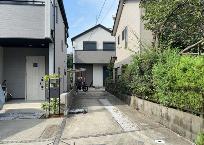 【玄関】 | 玄関は家の顔でもあり、家族以外の目にも止まる場所です。玄関は外との間を仕切る扉、靴などをしまっておく収納スペース、靴脱ぎのたたきスペース、来客とのやり取りをするドアホンなど複数のアイテムからなります。