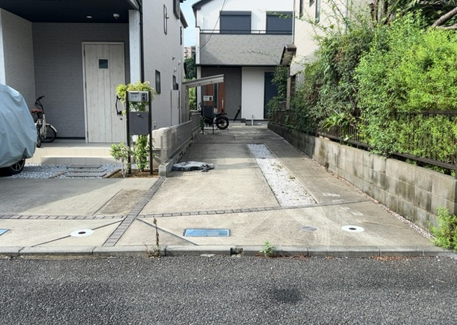【構造・工法・仕様】 | 木造住宅とは土台、壁、柱など建築物の強度を支える構造体の材に木が使用されている構造を指します。構造体は建物の自重を支えるだけではなく風圧や水圧、積裁荷重などあらゆる衝撃に耐えるための基礎です。
