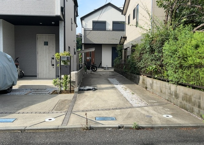 【構造・工法・仕様】 | 建物の基礎工事の方法は、主流となっているベタ基礎（防湿基礎）と布基礎の２種類に分類され、床下の通気性や耐久性などに違いがあります。建物の基礎部分の構造や付帯設備など詳細については現地でご確認ください。