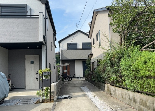 【内装】 | 玄関ポーチにおいて最も重視すべきと言っても良いのが広さです。適切な広さの玄関ポーチでないと外見的なバランスは崩れてしまいますし、何より使いにくくなってしまいますので、現地で実際に下見をしてみましょう！