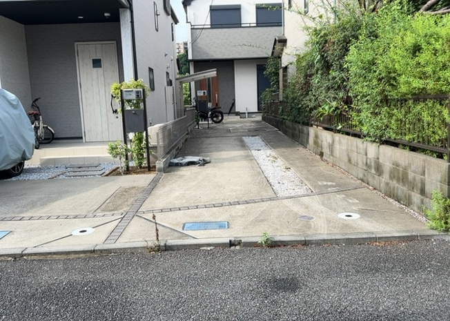 【外観】 | 隣家の土地はどうなっているのか、生活利便施設が近くにあるのか、学校まで近いかなど、お客様のライフスタイルにあわせたイメージが重要です。また、近くにあると困る施設が近くにないかも確認するといいでしょう。