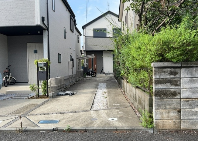 【外観】 | 現地に行くなら、物件の周囲の地形がどうなっているかを見ることも大切です。周辺より低くなっている土地では、大雨などで水が集まりやすいため、地盤が弱くなっているということも考えられるため、注意が必要です。