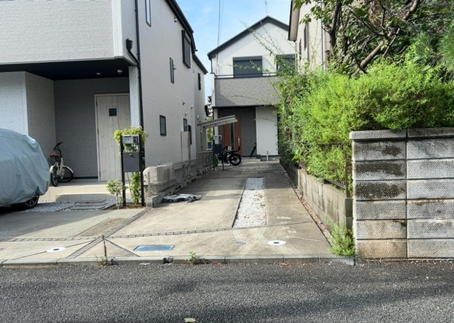 【前面道路含む現地写真】 | 南側道路の場合は長い時間光を入れ込むことができるため、庭やリビングを道路側に持ってくることが多く土地価格も高い傾向にあります。一方北側道路だとリビングや庭が南側になりプライバシーを守ることができます。