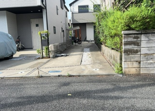 【前面道路含む現地写真】 | 東側道路の場合は居室を南向きに設計しやすいため、朝日が入りやすいというメリットがあります。一方、西側道路も東側同様に居室を南向きに設計しやすいのですが、住宅地だと朝日が入りにくいという弱点があります。