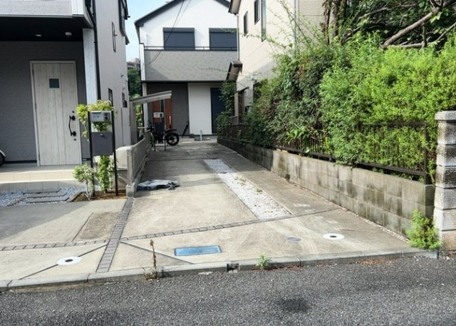 【駐車場】 | 車一台あたりに必要なスペースは、標準サイズの普通自動車で横幅2m50cm、長さ5mは必要になります。ただし、乗降のことも考慮して横幅3m30cm、長さ5m50cmほどは確保できるところを選びましょう。