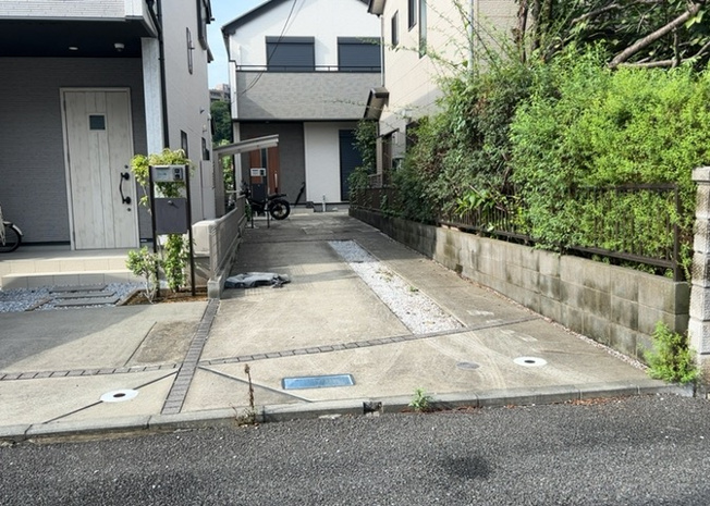 【庭】 | 庭のある家に住むことのメリットとして、子どもたちの遊び場を確保できること、ガーデニングや家庭菜園を楽しめること、明るさを確保できることがあります。また、配置を工夫することでプライバシーが確保できます。