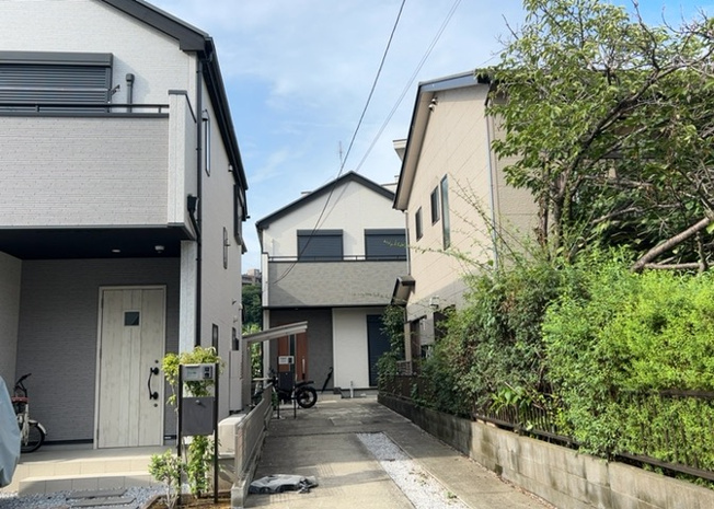 【バルコニー】 | バルコニーは、建物内から室外へ楽に出入りできる便利なスペースです。また、バルコニーには手すりを付けることが義務付けられており、手すりの高さは110cm以上で施工することが建築基準法で定められています。