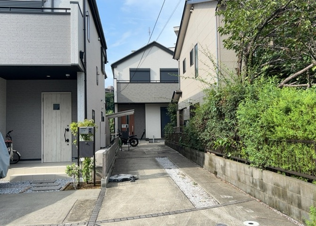 【玄関】 | 玄関は家の顔と言っても過言ではありません。現地を見学する際は玄関の広さや全体のバランスなどを見てみるといいでしょう。一般的なアプローチのしやすさだけではなく、お年寄りにも優しい設計のものだと安心です。