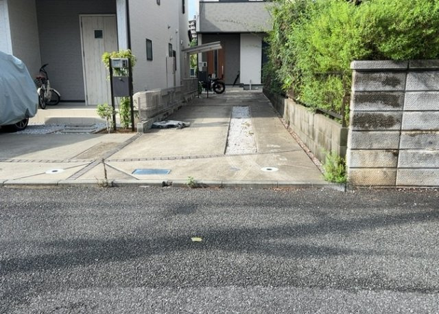 【前面道路含む現地写真】 | 住宅用の土地では前面道路に2m以上接していなければならないと法律で定められています。しかし、お持ちの車のサイズやライフスタイルなどにより、2mでは利便が悪い場合もございますので、事前に確認しましょう。