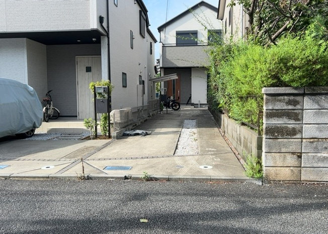 【前面道路含む現地写真】 | 道幅が広い場所は日当たりや風通が良好です。幅が広いのですれ違いも可能ですし大きな車でも駐車可能！一方で、大型車が通ることも多くなるため交通量の増加により騒音に繋がります。また土地の値段が高くなります。