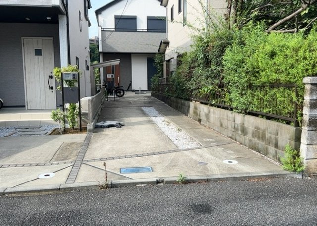 【駐車場】 | 駐車場と明記されていても、最小スペースでつくられた駐車場だと大型車は駐車できなかったり、出入りしにくくなったりする可能性があります。お車のサイズと購入したい物件の駐車場のサイズを現地で確認しましょう。