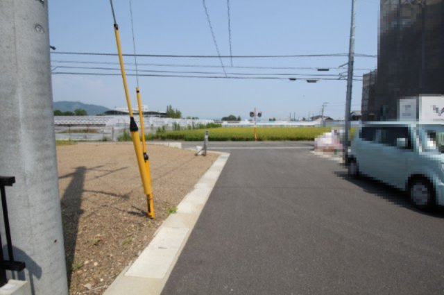香南市野市町西野　建築条件付き　売土地の前面道路含む現地写真|角地　南側　幅6.0ｍ　公道　接面　15.3ｍ／東側　幅　5.7ｍ　公道　接面　10.8ｍ