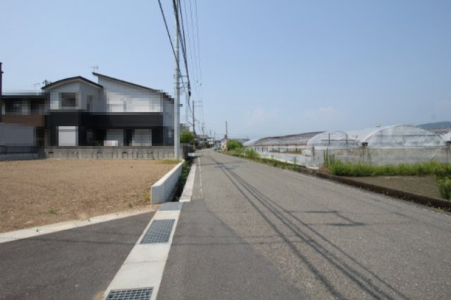 香南市野市町西野　建築条件付き　売土地の前面道路含む現地写真|角地　南側　幅6.0ｍ　公道　接面　15.3ｍ／東側　幅　5.7ｍ　公道　接面　10.8ｍ