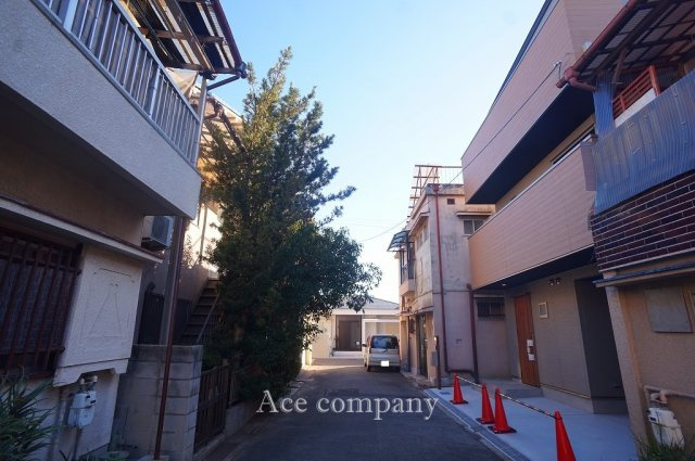 【前面道路含む現地写真】 | 八尾市竹渕1丁目 | 【前面道路：幅員約4ｍ】前道は通り抜けができず、交通量少なめです♪（※付近、進入路が狭く軽自動車のみの通行及び駐車となります。）