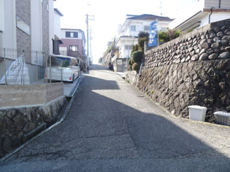 【前面道路含む現地写真】 | 川西市松が丘町17の6　新築一戸建て