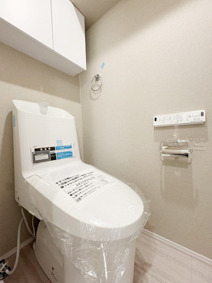 【トイレ】 | サニーコート東中野 | 上部に収納を備えたトイレです。自宅の中でも最もプライベートな空間だからこそ、ほしい「落ち着き」がここにあります。～即日のご見学可能～　お問合せはお気軽にどうぞ。
