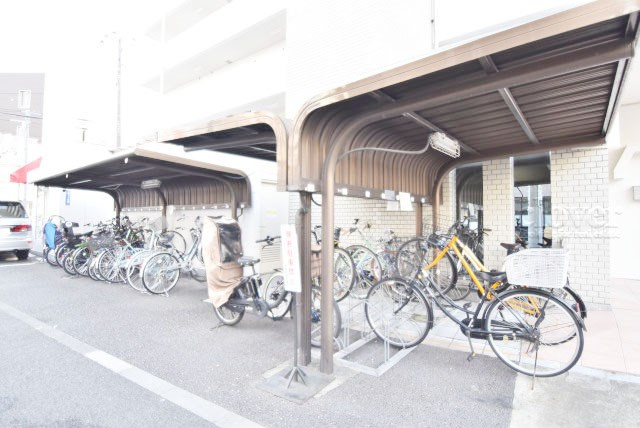 【駐輪場】 | サニーコート東中野 | 自転車置き場。マンションの共用部にあたります。空きの有無や駐輪料金、各戸の台数制限などについては、改めてお問い合わせください。～即日のご見学可能～　お問合せはお気軽にどうぞ。