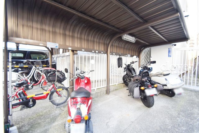 【駐車場】 | サニーコート東中野 | バイク置き場。空き区画の有無や駐輪料金、サイズおよび排気量規定などについては、改めてお問い合わせください。～即日のご見学可能～　お問合せはお気軽にどうぞ。