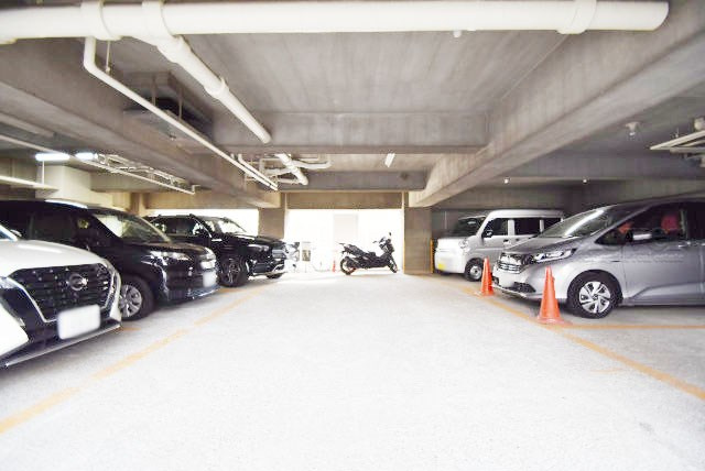 【駐車場】 | サニーコート東中野 | マンションの駐車場スペース。空きの有無や駐車料金、サイズ規定などについては、改めてお問い合わせください。～即日のご見学可能～　お問合せはお気軽にどうぞ。