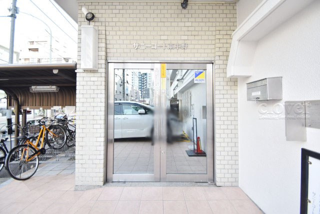 【エントランス】 | サニーコート東中野 | お客様を、そして住人を出迎えてくれるマンションのエントランス。ゴミが落ちていないことからも、管理状態の良さや住民の節度の高さが見て取れます。～即日のご見学可能～　お問合せはお気軽にどうぞ。
