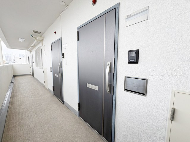 【その他共用部分】 | サニーコート東中野 | 皆様をお迎えする、お部屋の玄関ドア。開けやすさや開放角度、ドアノブの操作しやすさや鍵の形状などを、現地で一度ご確認ください。～即日のご見学可能～　お問合せはお気軽にどうぞ。
