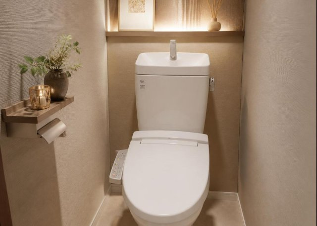 【トイレ】 | セントラルコートめじろ台 | リフォームで新調された温水洗浄便座・節水型トイレです。バス・トイレ別の独立設計となっており、衛生面や使い勝手にも優れております。明るく清潔感ある内装で快適なプライベート空間を維持できます。