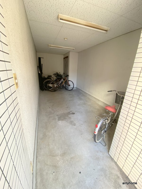 ロイヤル西梅田　仲介手数料無料の駐車場
