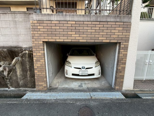 太秦東が丘一戸建の駐車場