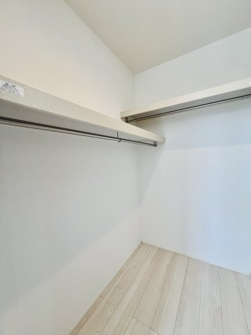 太田市高林南町の収納|高さのある物もたっぷり収納可能なウォークインクローゼット♪