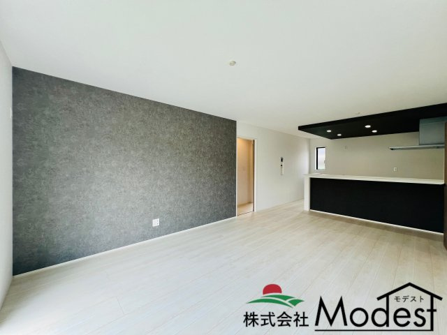太田市高林南町の居間・リビング|アクセントクロスもお洒落な、18帖の開放的なリビング♪