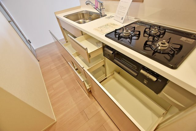 オリーブハイツ西宮のキッチン|豊富な収納スペースを備えたキッチンで、調理器具や食器類をすっきり整理でき、常に整った空間を保ちやすい設計です。