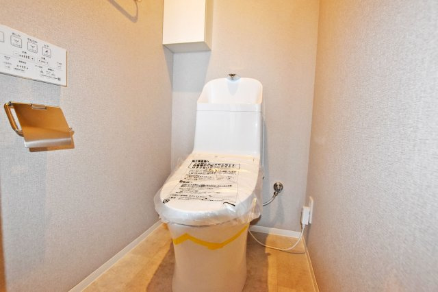 オリーブハイツ西宮のトイレ|清潔感のあるトイレ空間で、毎日快適にご利用いただけるよう配慮されたシンプルで機能的な設備となっています。