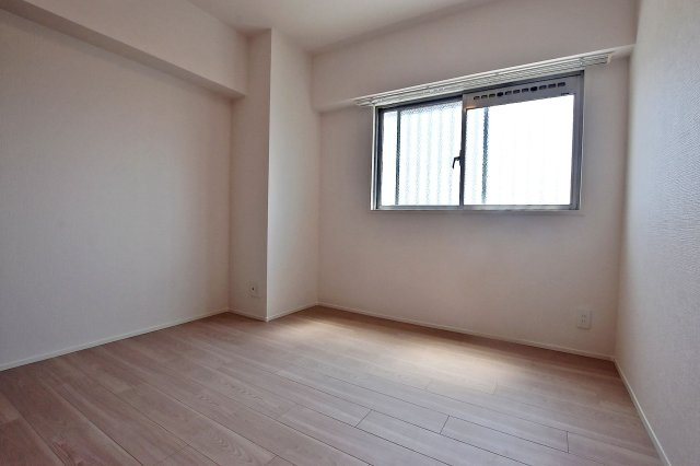 オリーブハイツ西宮の子供部屋|-洋室約4.7帖-
住まう方のライフスタイルに合わせて自由に使えるお部屋です。