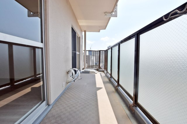 オリーブハイツ西宮のバルコニー|南向きバルコニーで日当たりが良く、洗濯物も乾きやすく、明るく快適な暮らしをサポートしてくれる空間です。
