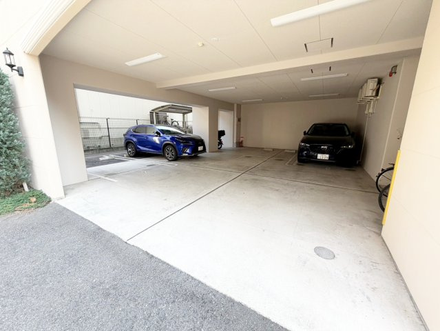 TMK江坂の駐車場