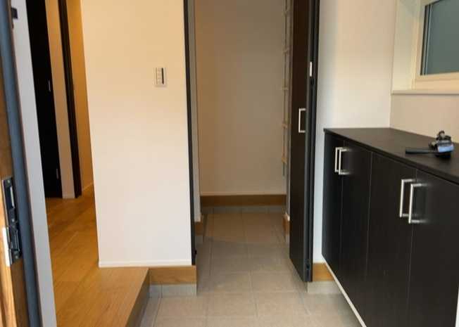 【玄関】 | 玄関は家の顔でもあり、家族以外の目にも止まる場所です。玄関は外との間を仕切る扉、靴などをしまっておく収納スペース、靴脱ぎのたたきスペース、来客とのやり取りをするドアホンなど複数のアイテムからなります。