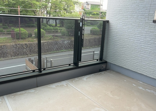 【バルコニー】 | バルコニーは、室外の専用スペースのうち、「屋根がなく開放された空間」であるものを指します。ベランダより広いタイプのものが多く、日当たりもよいため家庭菜園などを楽しみたい人にとって適した環境となります。