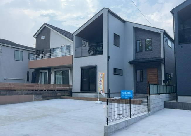 【外観】 | ついに完成致しました！現地をご見学に行く際は、道路の幅や周辺の交通量、施設などをご確認頂くことをおすすめします！物件の流れが早いため、内見をしたい方はお早めに当社営業までお問い合わせ頂きご予約下さい！