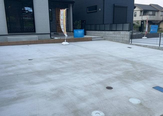 【駐車場】 | 駐車場と明記されていても、最小スペースでつくられた駐車場だと大型車は駐車できなかったり、出入りしにくくなったりする可能性があります。お車のサイズと購入したい物件の駐車場のサイズを現地で確認しましょう。